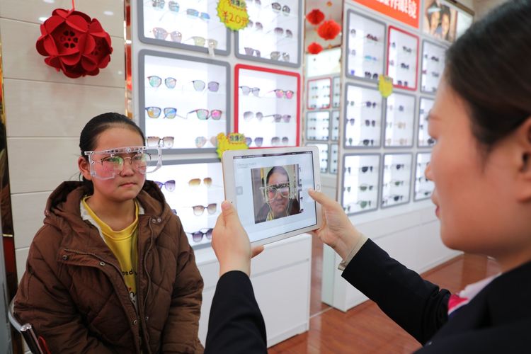 盛鑫祥眼镜驻马店乐山店开业庆典暨免费为十名特困家庭学子配镜启动仪式启动