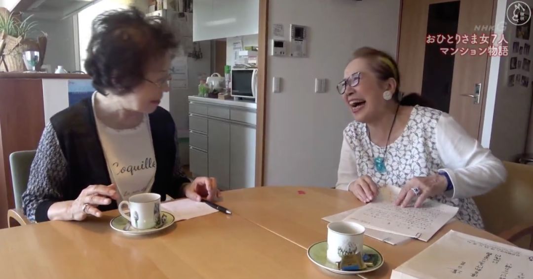 一辈子没结婚，7个单身女人买房同居10年，80岁了还染发、化妆、四处去浪……把老年生活过成了诗