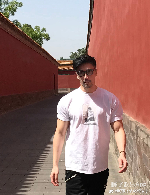 何炅童颜不老图片,44岁的何炅还是童颜脸