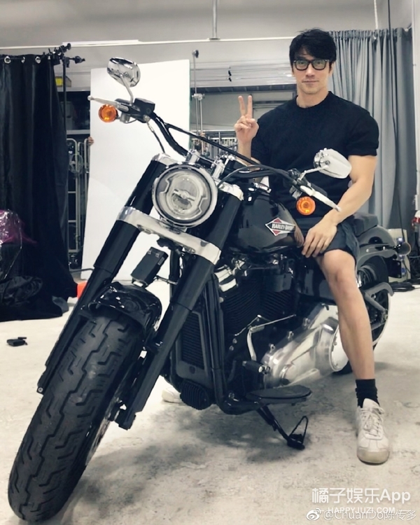 何炅童颜不老图片,44岁的何炅还是童颜脸