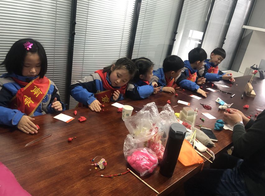 玄外附小·旋风雏鹰假日小队丨巧手捏面人，文化指尖承