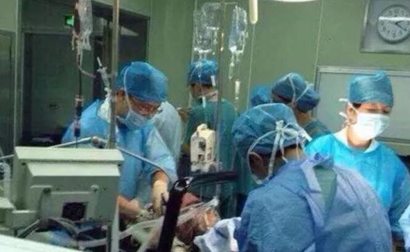 「新世相」高三女生3个月只吃黄瓜！出大事了！妈妈哭死：怎么劝都不听