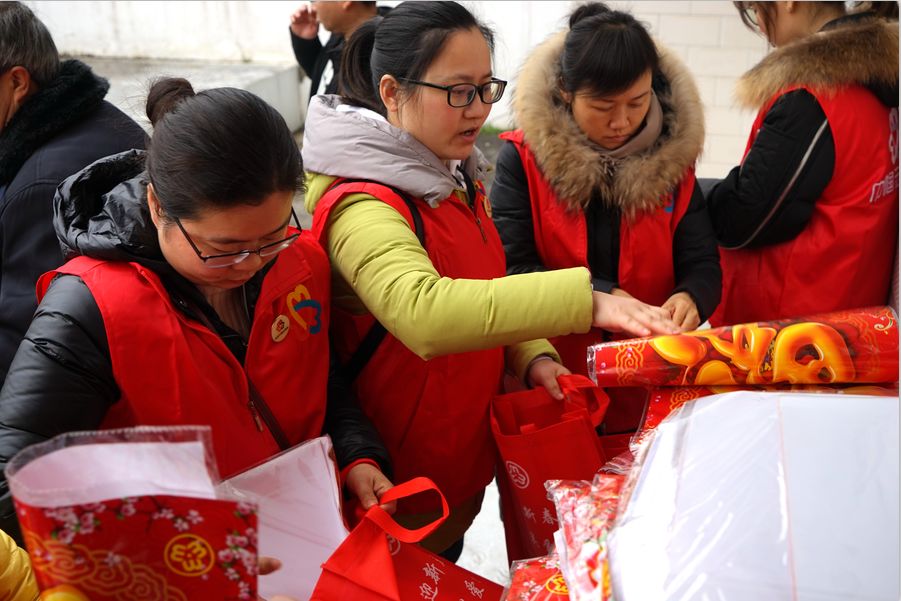 妇联下乡送温暖,关爱回家