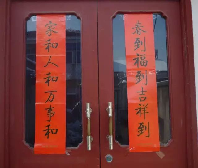 过年贴春联怎么贴才有讲究,过年贴春联腊月二十几贴最好