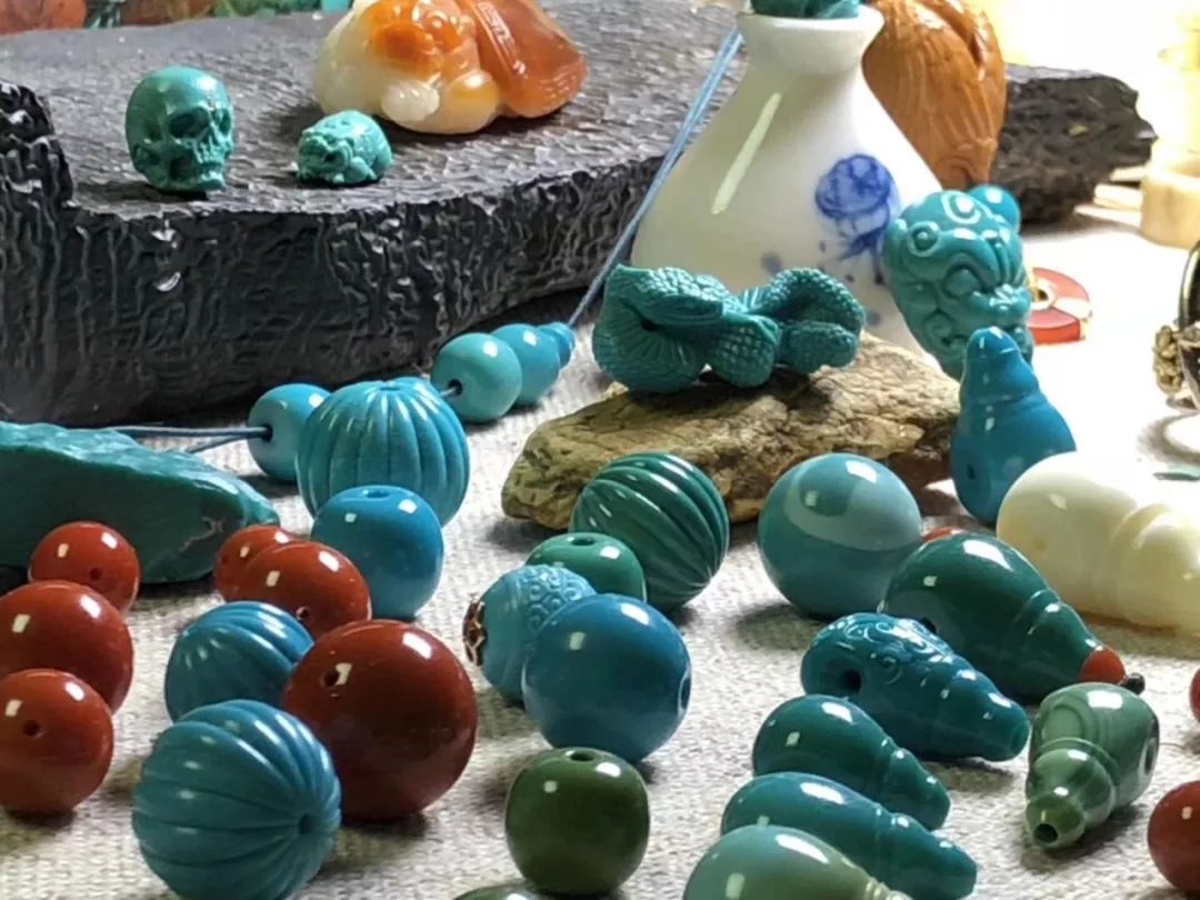 绿松石配饰能够戴一辈子吗,绿松石配饰一半绿一半蓝