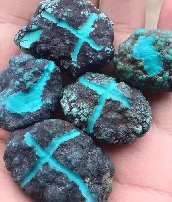 绿松石配饰能够戴一辈子吗,绿松石配饰一半绿一半蓝