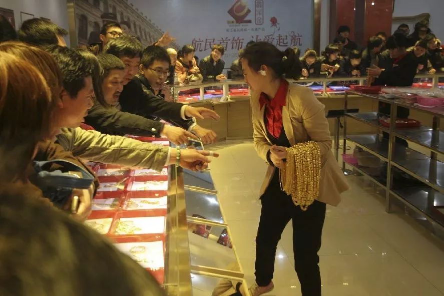 如何成套搭配金饰好看呢,怎样搭配黄金首饰不俗气