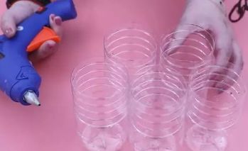 5个瓶子能够叠在一起,把4个塑料瓶粘一起