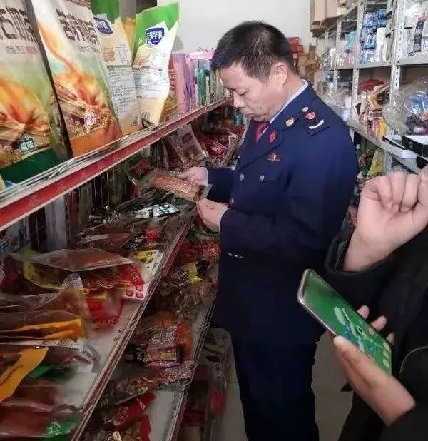 巴彦淖尔清查下架“虾扯蛋”等问题辣条！