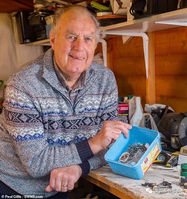 桌面每晚都被神秘力量整理干净，装了监控才发现居然是老鼠在收拾?!