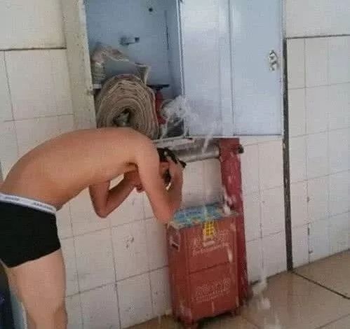 发生火灾消防栓没水怎么办,发生火灾灭火器里没有水