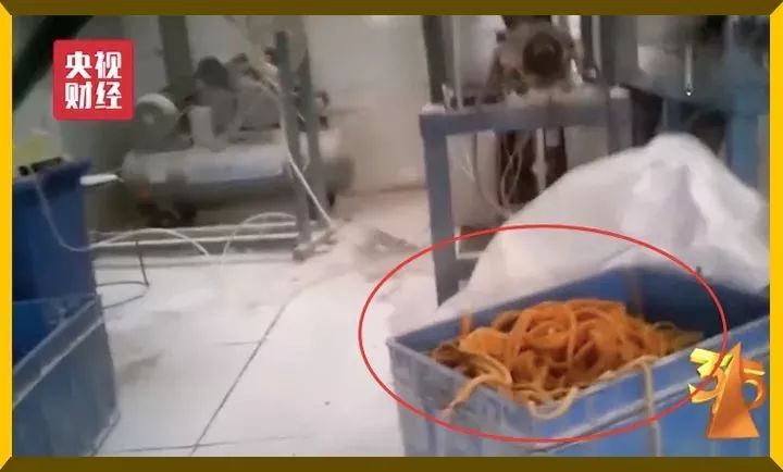 发现男友与前任联系，女子连吃5大包辣条，结果……