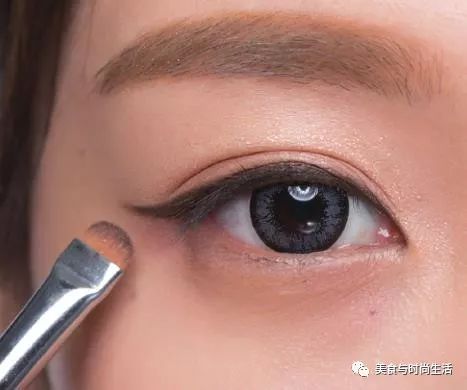 温柔又元气的杏粉色妆容,粉色系光泽感妆容