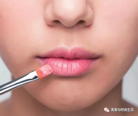 温柔又元气的杏粉色妆容,粉色系光泽感妆容