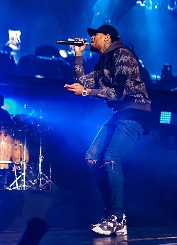 权志龙联名鞋带,成龙和权志龙同时上脚