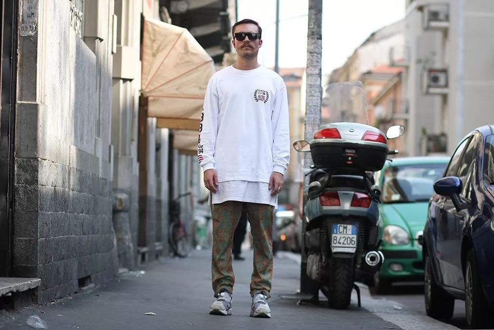 权志龙联名鞋带,成龙和权志龙同时上脚