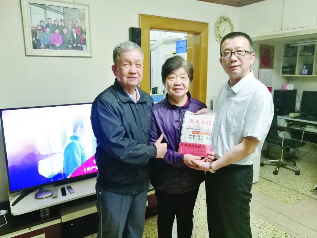 别出心裁很有纪念意义|特别日子送礼送当天的*党**报