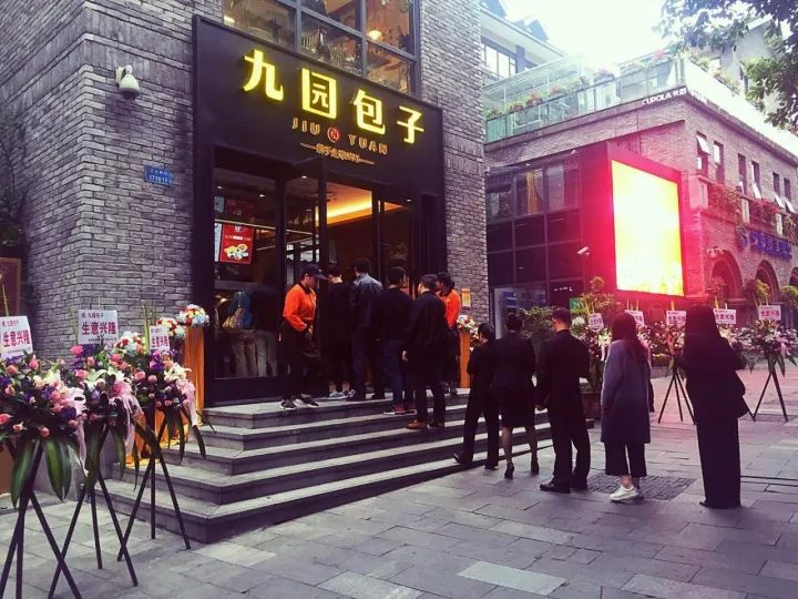 一个月卖20万的锅贴饺子,一年卖50万个包子