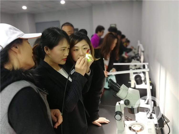 天然翡翠和人工处理翡翠傻傻分不清？行家教你两招！