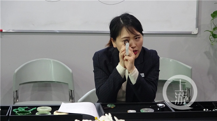 天然翡翠和人工处理翡翠傻傻分不清？行家教你两招！