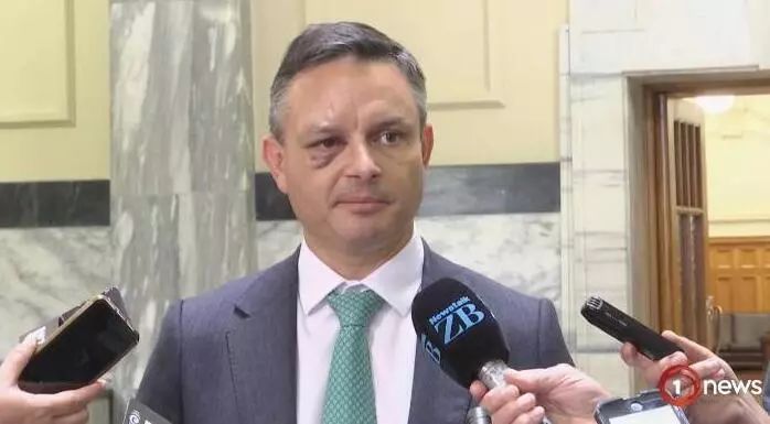 逛超市忘带钱，背后传来声音“这账我来结！”回头一看竟是总理…