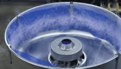 看过游乐园必备棉花糖机！开始思考棉花糖是怎么被卷成「云朵」的...