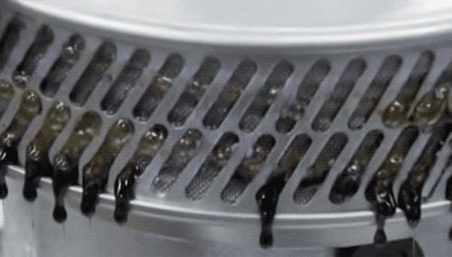 看过游乐园必备棉花糖机！开始思考棉花糖是怎么被卷成「云朵」的...