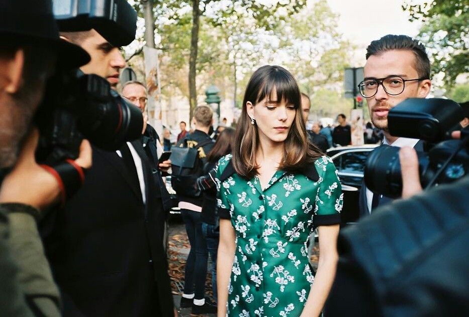 吴宣仪穿深v长裙,吴宣仪深v长裙