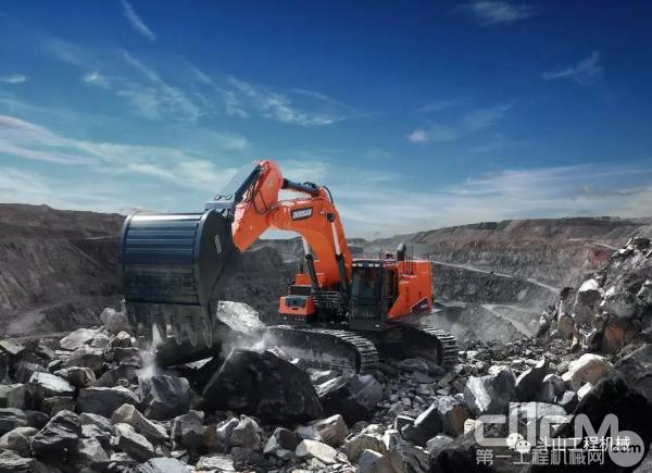 斗山挖掘机矿山工作视频,斗山重型挖掘机工作视频