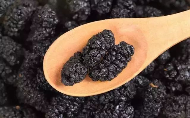 野外发现的桑葚能够直接吃吗,树上摘的桑葚能不能吃