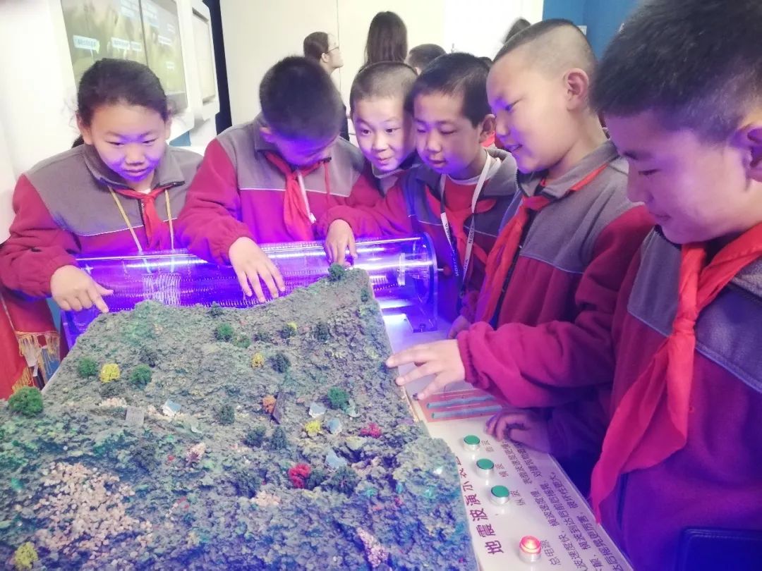 地震来了，怎么办？---卧龙寺小学师生走进防震减灾科普馆学防震