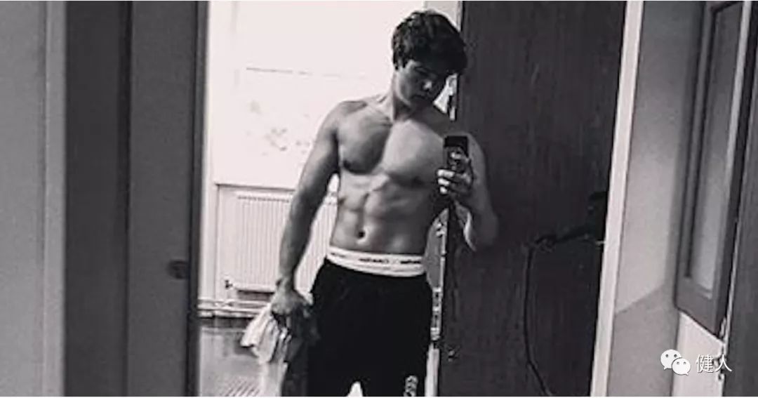 王子靠半裸照火了？原来他才是皇室最有料的小鲜肉...