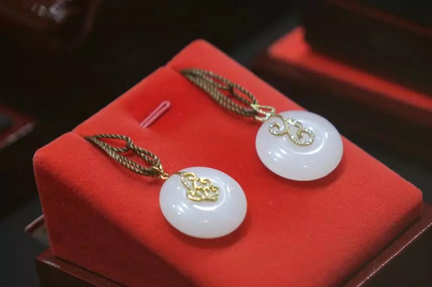 【双节钜惠】昌吉500个和田玉挂件免费送！和田玉低至三折起，进店即有好礼相赠！