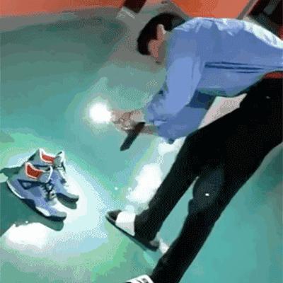骨灰级球鞋玩家们的鞋，能够在上海买几套房？