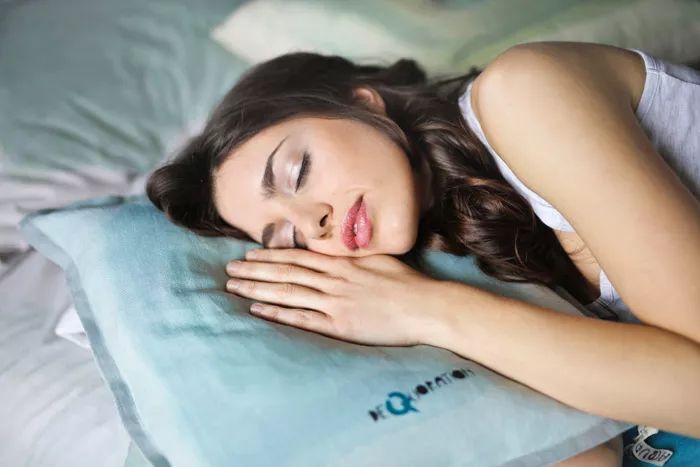 双语|警惕睡眠八大“谎言”实现假期“科学补觉”