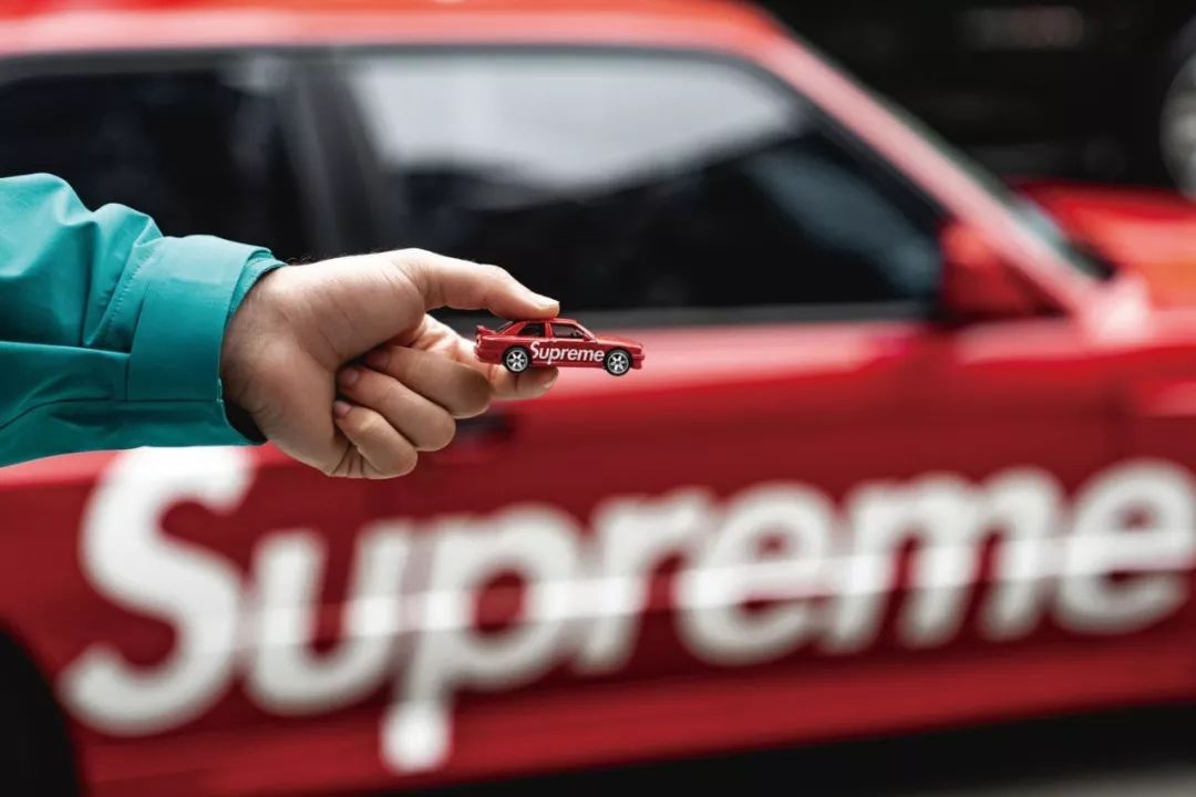 百褶裙搭配老爹凉鞋,秋冬新款时尚拼接百褶裙