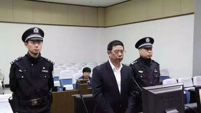 “市长，你住的都不如科长，该换房了……”