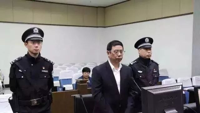 “市长，你住的都不如科长，该换房了”