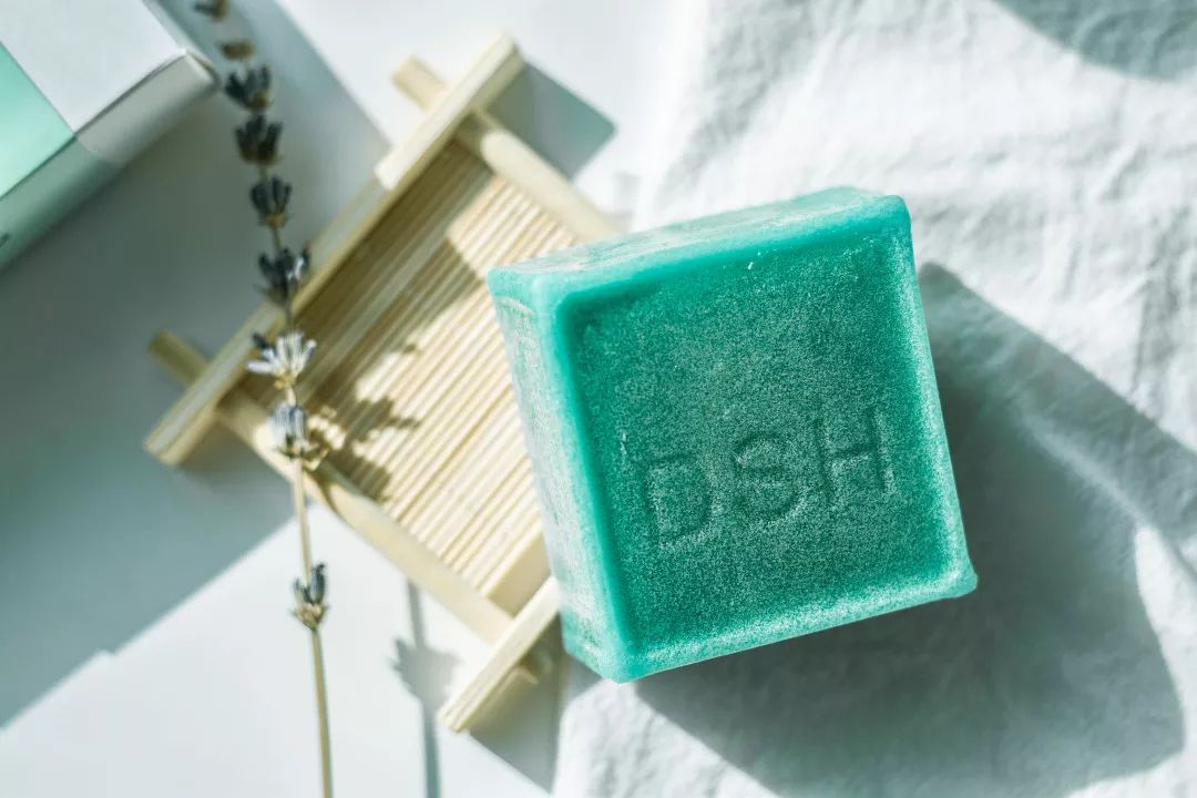 为什么能从鼻头上挤出白色的东西,鼻子挤出来的白丝是什么