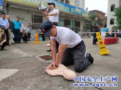 牢记求救知识要害时刻能救命,险情来了莫慌张掌握自救是要害