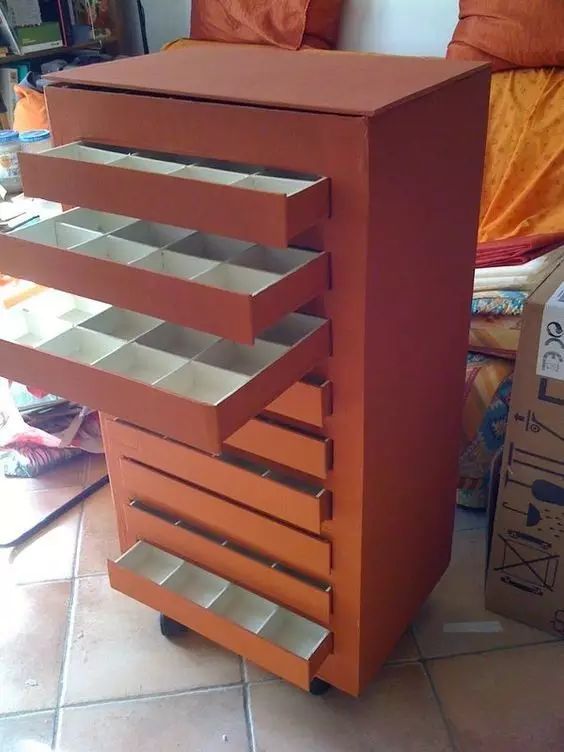 只用瓦楞纸就能够做出一件件家具，简直酷爆了