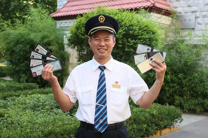 他手握7本火车驾照，却拿不到小客车驾照？因为…