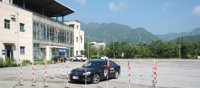 新手女司机怎样分辨红绿灯,怎么判断女司机技术好不好