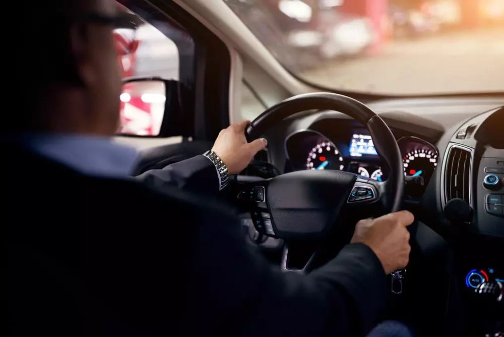 油表灯亮了怎么加速没力,油表亮红灯的正确方法