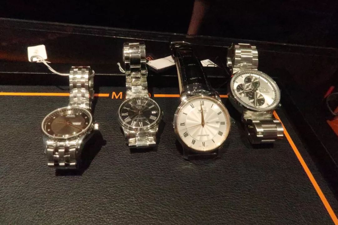 年轻姑娘霸占试衣间2小时，却只挑店里最丑的衣服试穿，还发朋友圈......