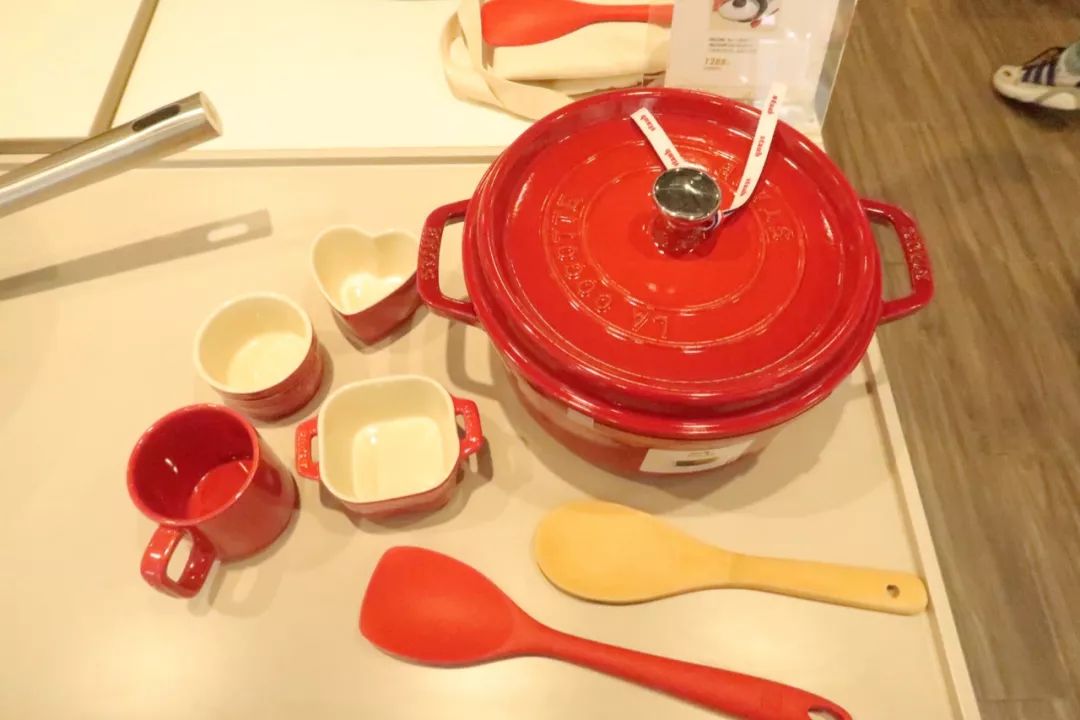 年轻姑娘霸占试衣间2小时，却只挑店里最丑的衣服试穿，还发朋友圈......