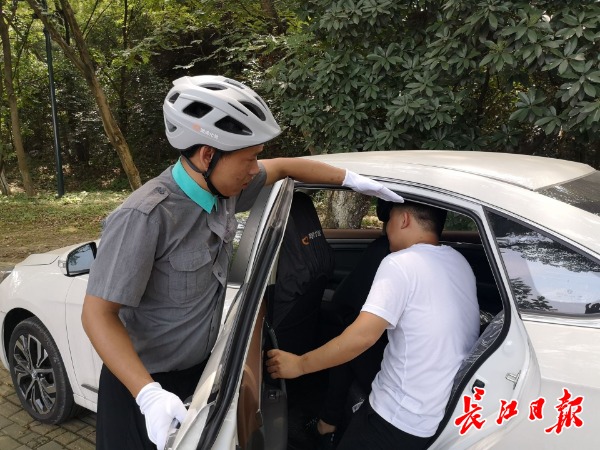 武汉滴滴代驾司机凌晨救人,女子昏厥滴滴司机与交警接力救人