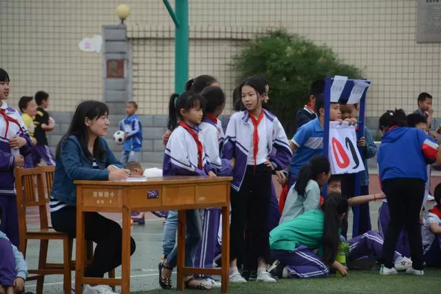 信阳市第一实验小学举行第三届校长杯足球赛