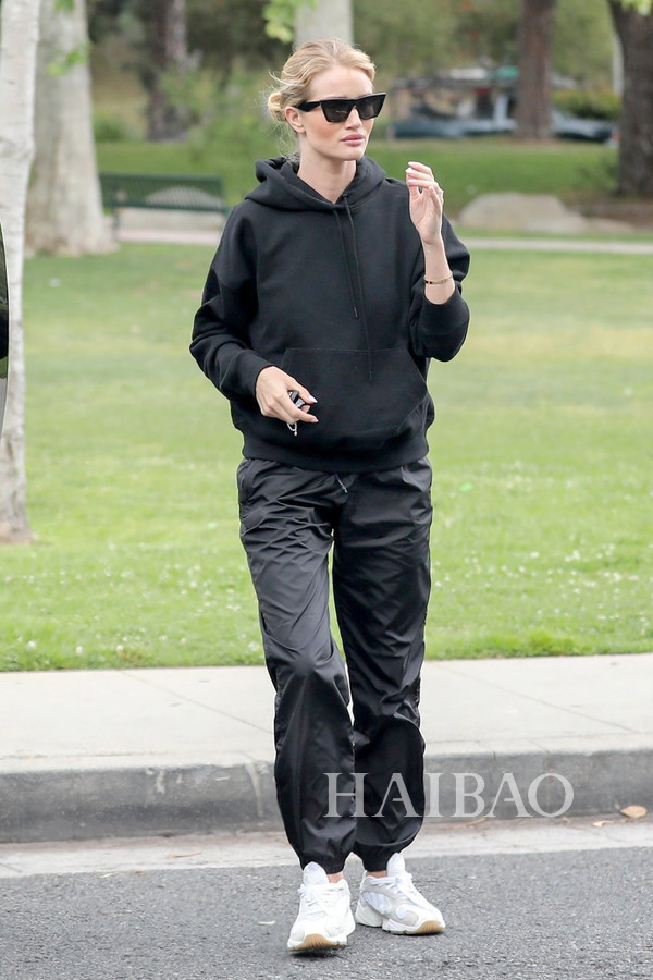 时尚圈在特殊时期又玩出了新花样,时尚圈为什么有奇葩单品