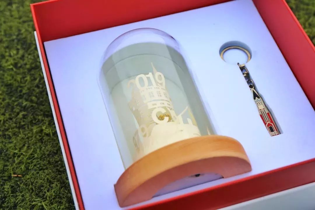 贵州一高校为毕业生定制纪念戒指,最硬核毕业送什么戒指